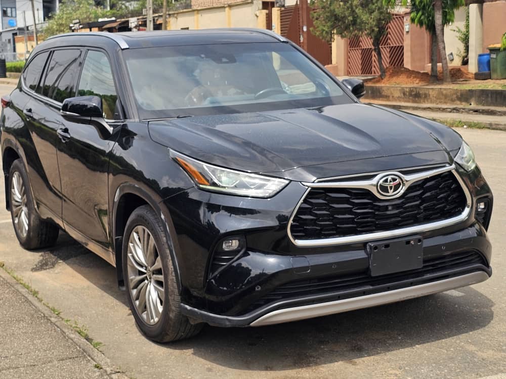 Foreign used 2022 Toyota Highlander platinum AWD. It has HUD, double pano roof, 360 camera and other features